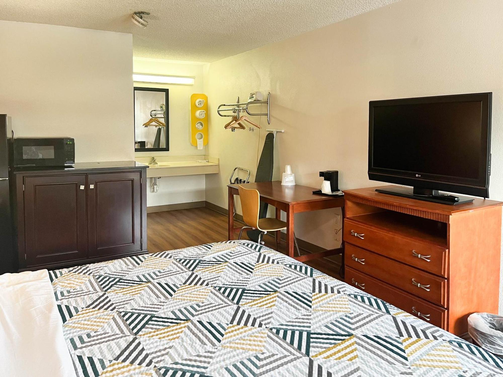 Hotel 6-dayton, Oh - 2*